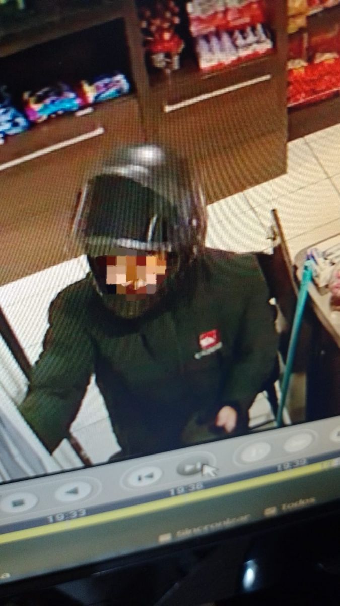 Criminoso utilizada capacete e estava armado com um revólver de pequeno porte